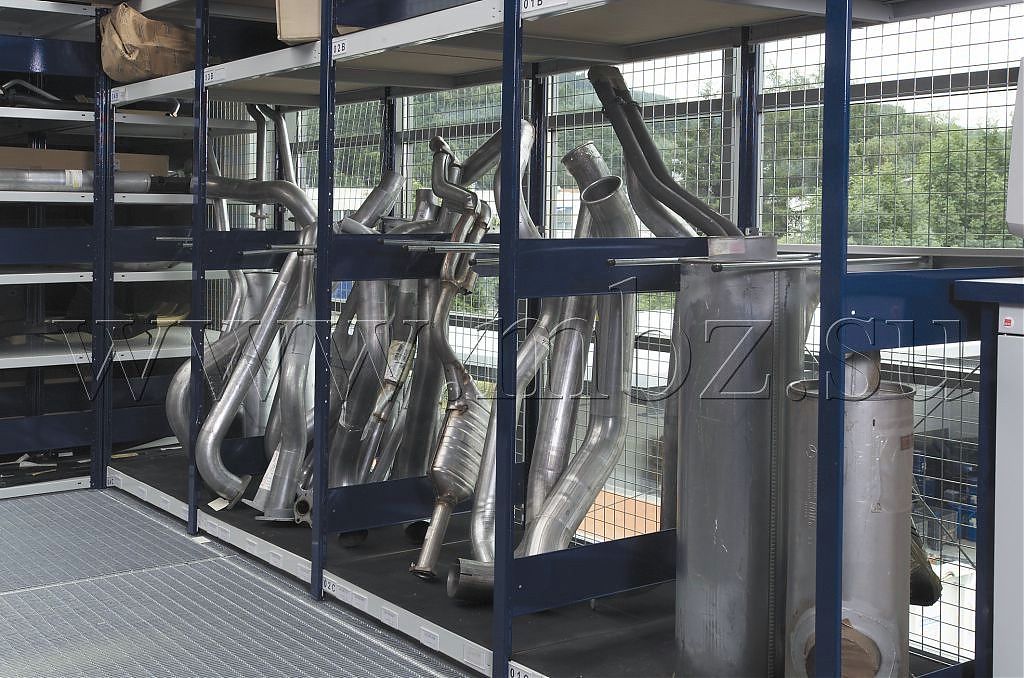 Автосервис оборудованный стеллажами для хранения глушителей Автосервис оборудованный стеллажами для хранения глушителей