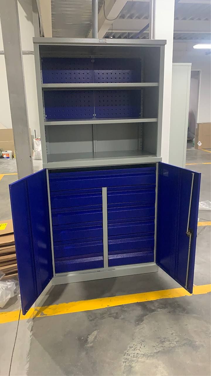 Верстак и инструментальный шкаф Верстак и инструментальный шкаф