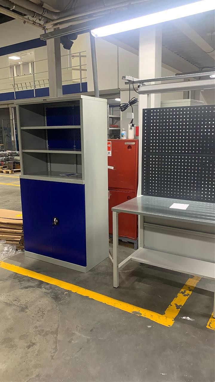 Верстак и инструментальный шкаф Верстак и инструментальный шкаф