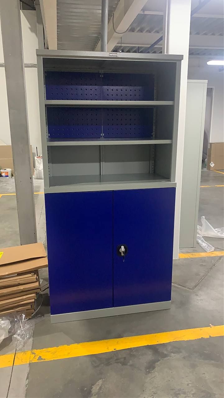 Верстак и инструментальный шкаф Верстак и инструментальный шкаф