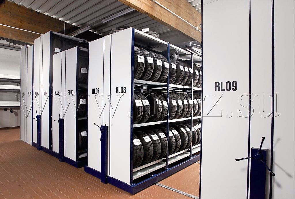 Автосервис со стеллажами для колес на мобильной платформе Автосервис со стеллажами для колес на мобильной платформе