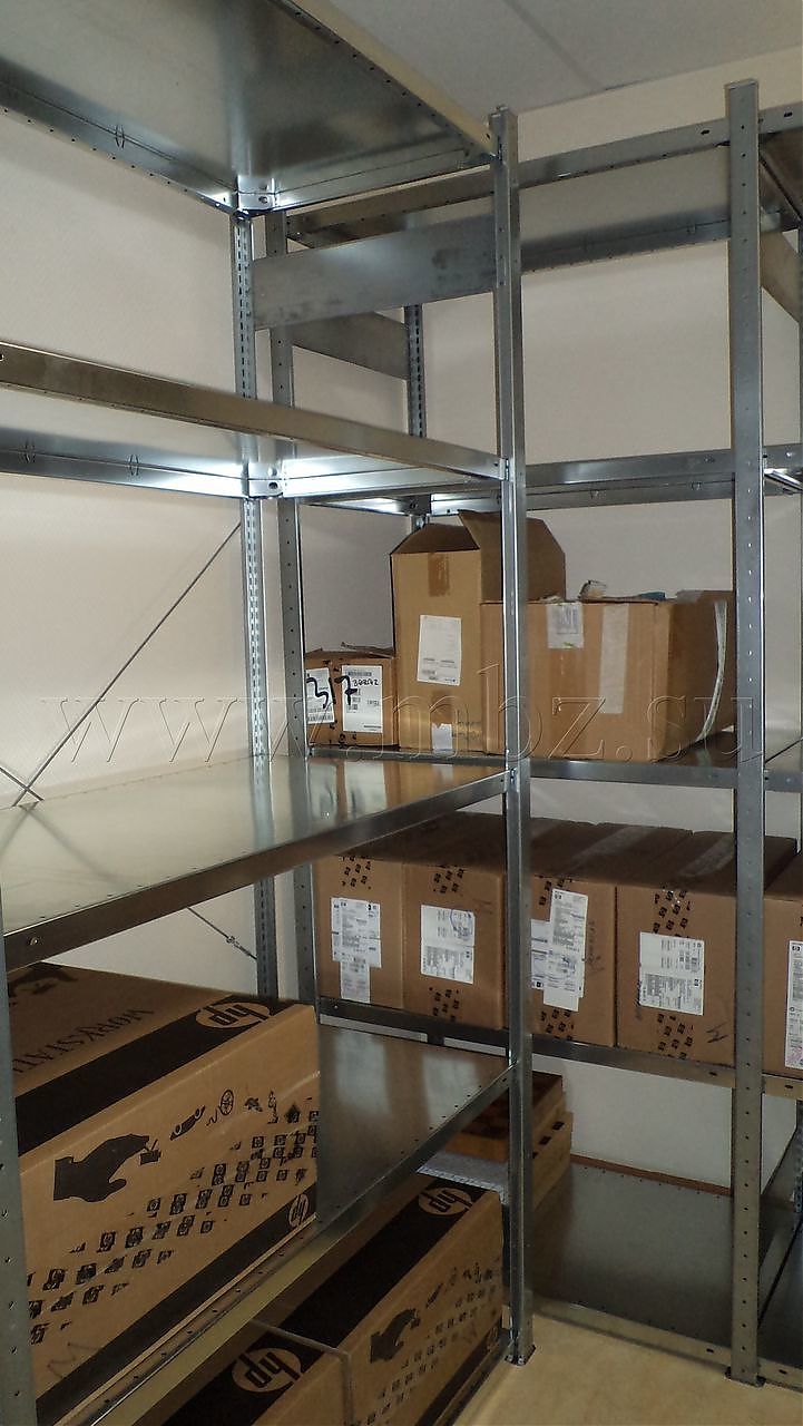 Размещение полочных стеллажей в угловой зоне Размещение полочных стеллажей в угловой зоне