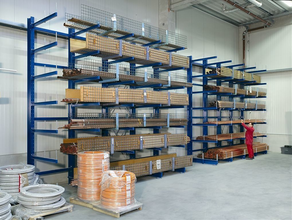 Хранение труб на консольном стеллаже Хранение труб на консольном стеллаже