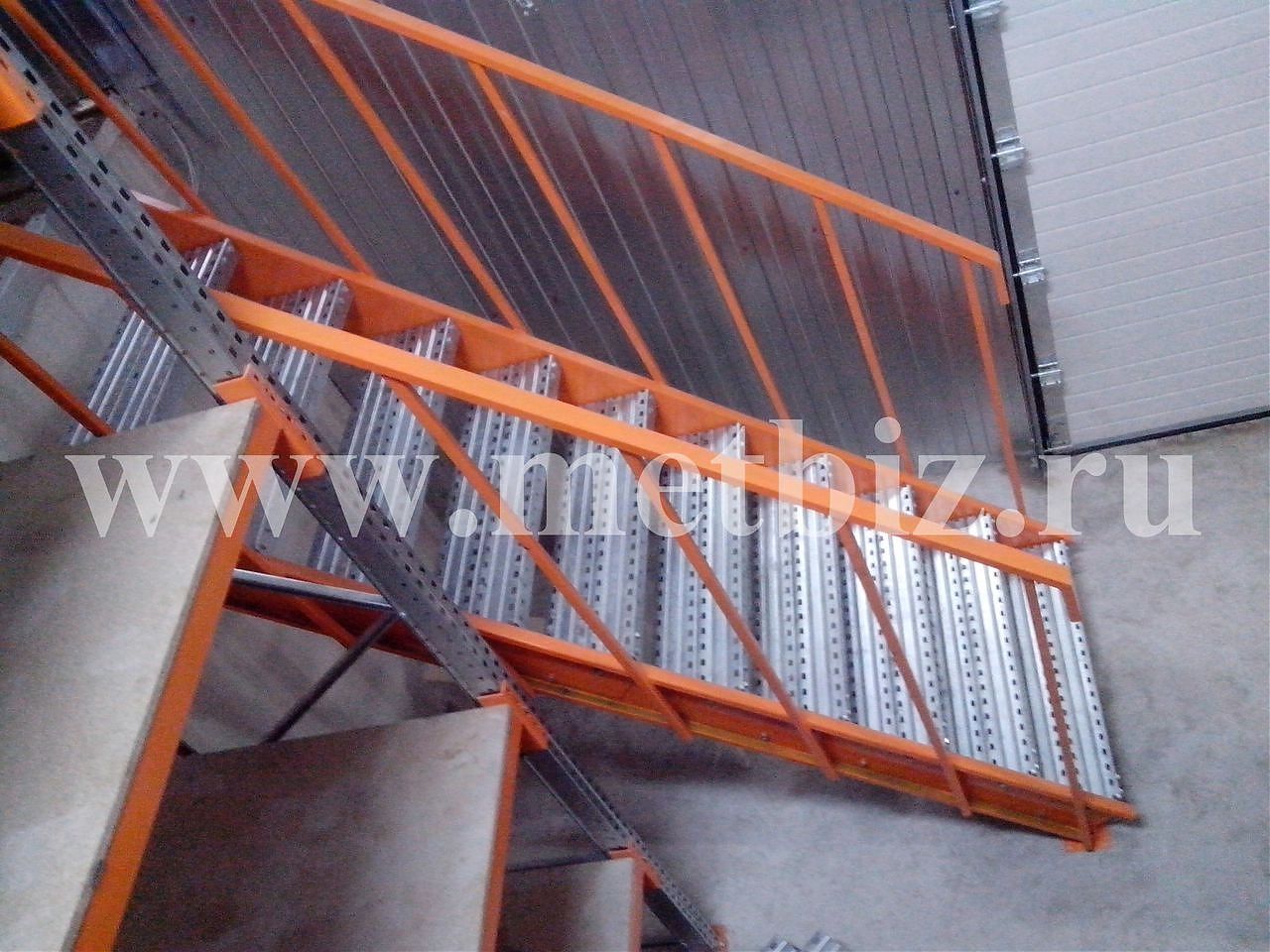 Мезонин складской для хранения автозапчастей для грузового транспорта_лестница Мезонин складской для хранения автозапчастей для грузового транспорта_лестница