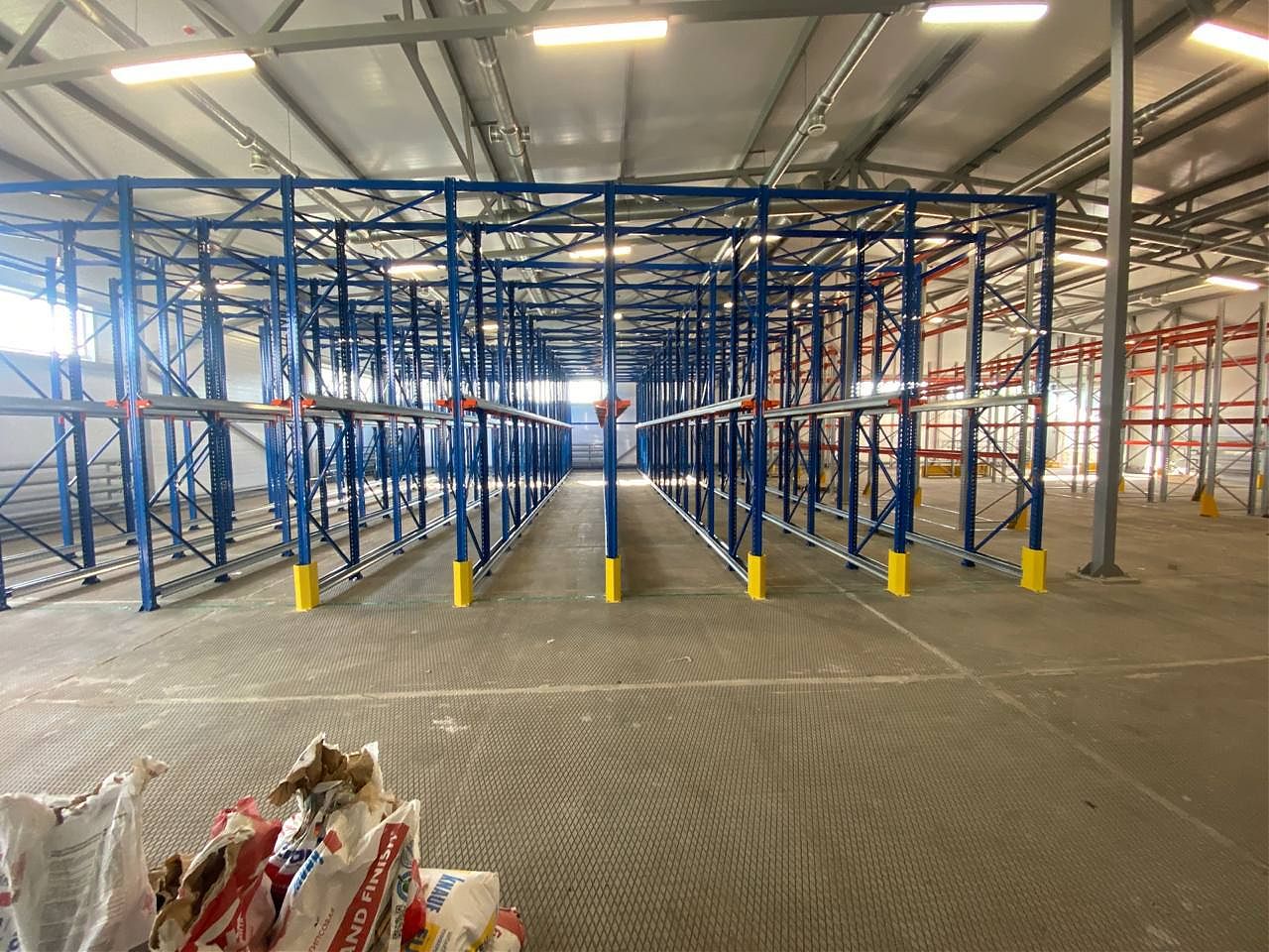 Глубинный и фронтальный стеллажный комплекс Глубинный и фронтальный стеллажный комплекс