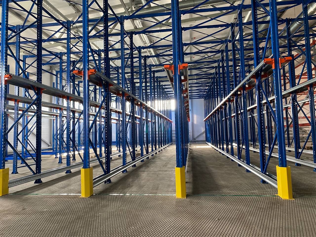 Глубинный и фронтальный стеллажный комплекс Глубинный и фронтальный стеллажный комплекс