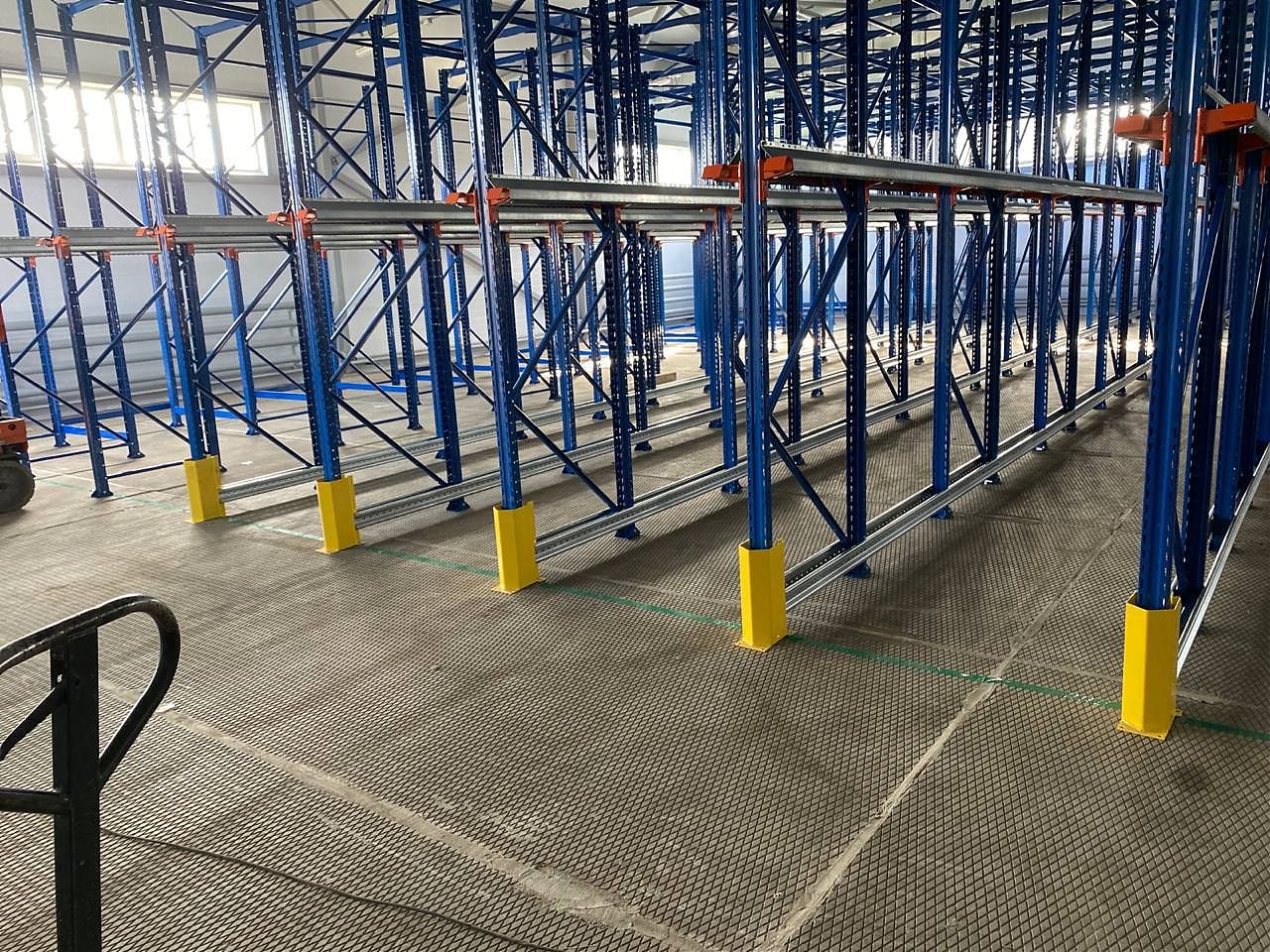 Глубинный и фронтальный стеллажный комплекс Глубинный и фронтальный стеллажный комплекс