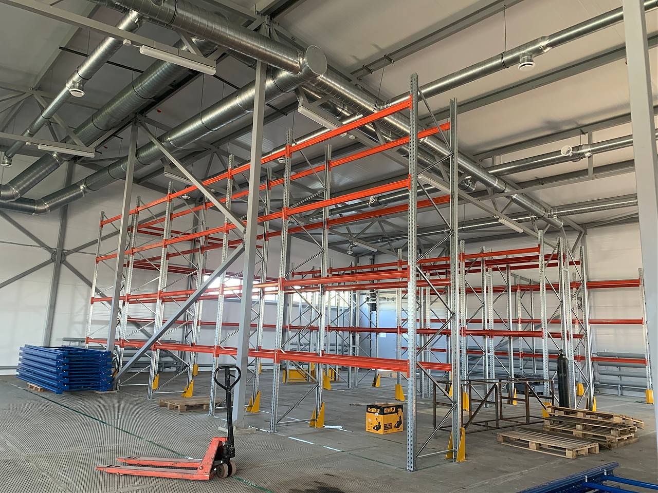 Глубинный и фронтальный стеллажный комплекс Глубинный и фронтальный стеллажный комплекс