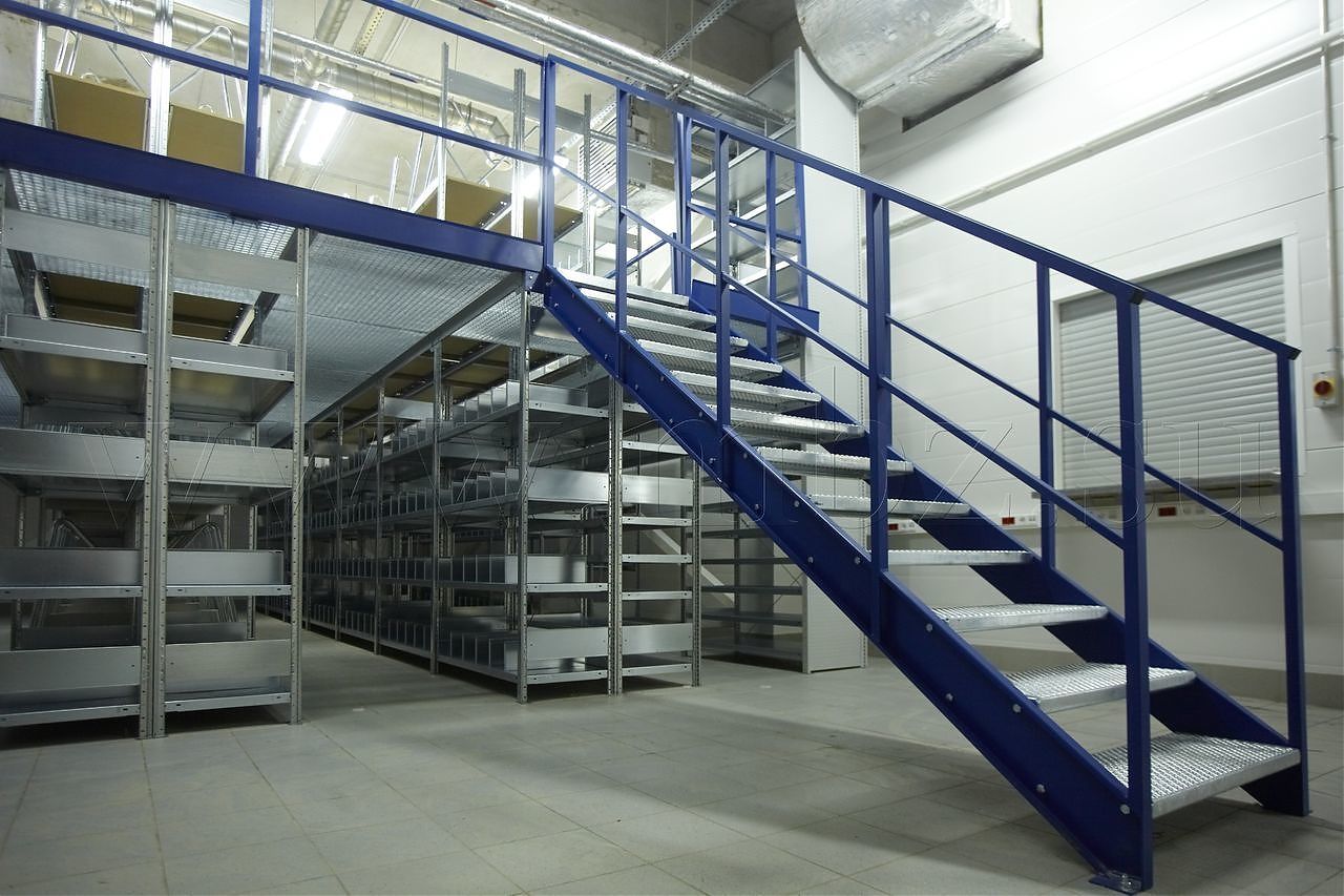 Лестница для доступа на второй этаж мезонина Лестница для доступа на второй этаж мезонина