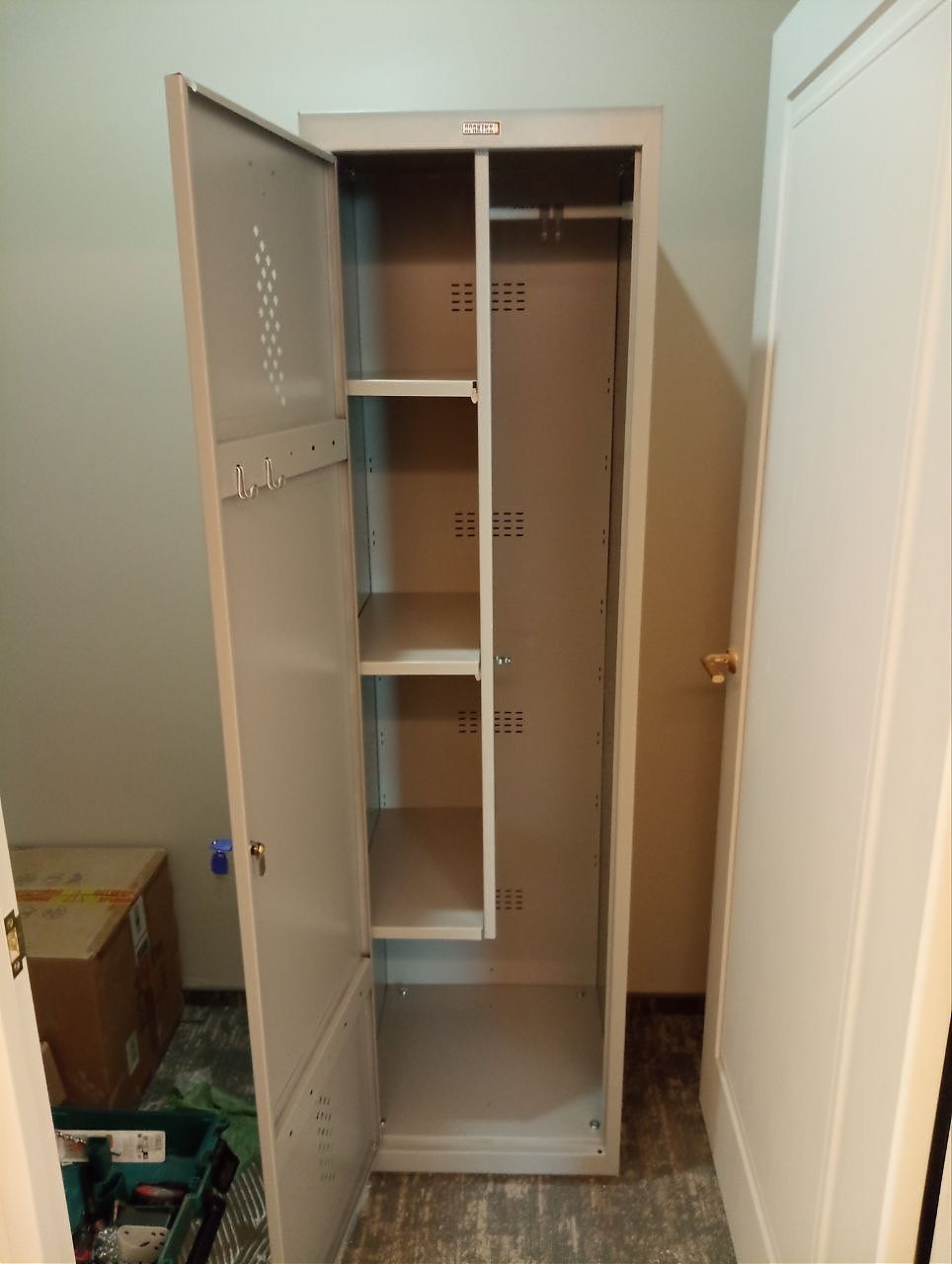 ХИТ Шкаф для хозинвентаря LS 11-50 ХИТ Шкаф для хозинвентаря LS 11-50