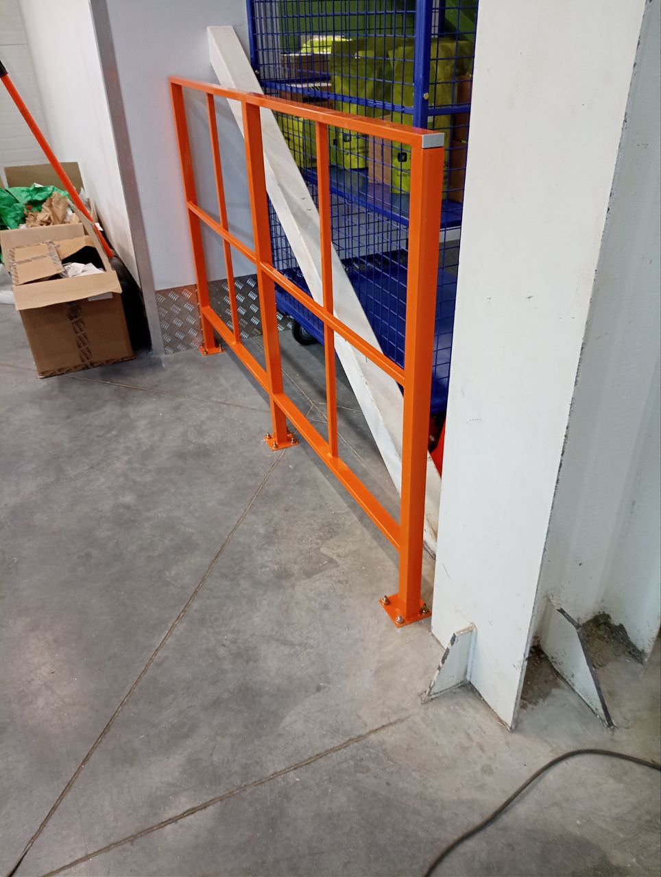 Установка защиты конструктивных и инженерных систем здания, перегородок Установка защиты конструктивных и инженерных систем здания, перегородок