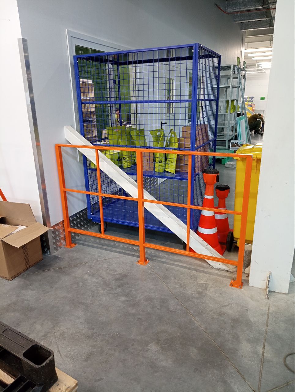 Установка защиты конструктивных и инженерных систем здания, перегородок Установка защиты конструктивных и инженерных систем здания, перегородок