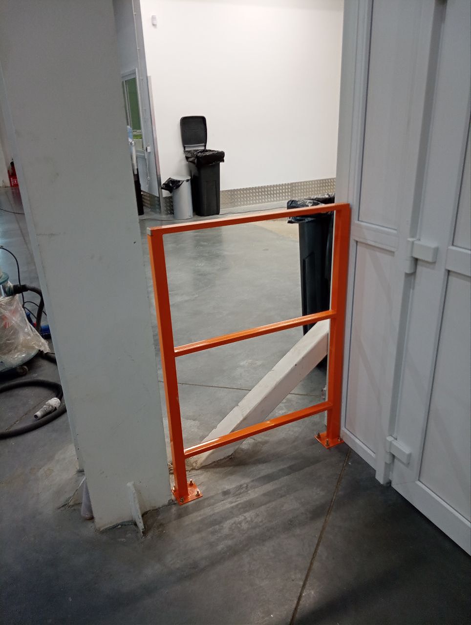 Установка защиты конструктивных и инженерных систем здания, перегородок Установка защиты конструктивных и инженерных систем здания, перегородок