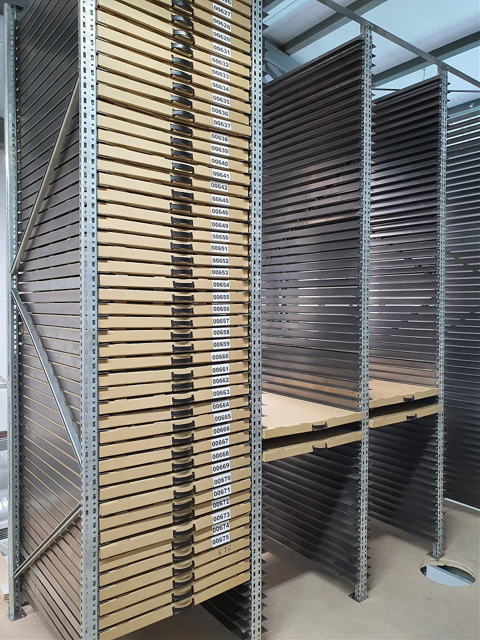 Монтаж стеллажа для хранения печатных форм Монтаж стеллажа для хранения печатных форм